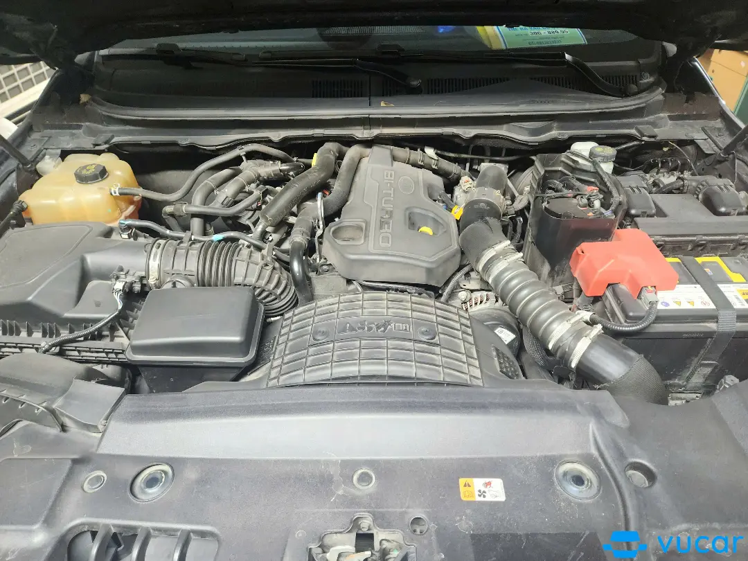 Ford Everest Titanium 2.0L 4x4 AT 2021 - Khoang động cơ 2