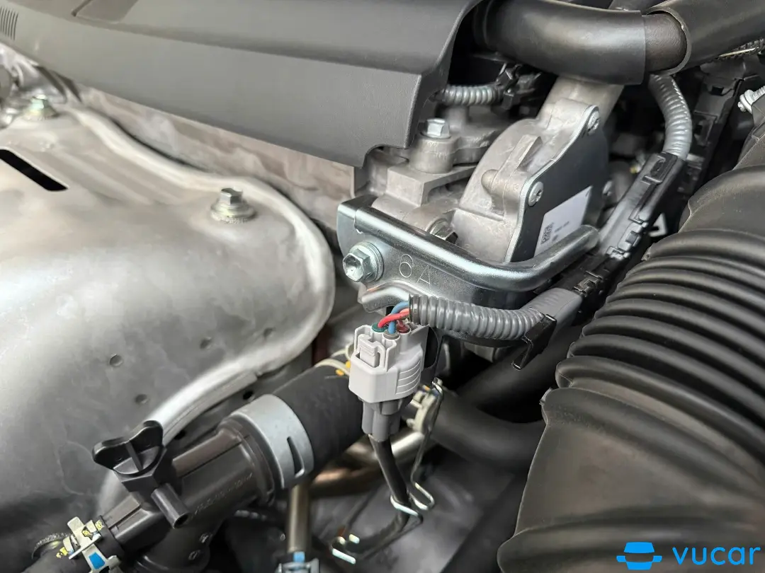 Toyota Camry 2.0G 2021 - Khoang động cơ 3