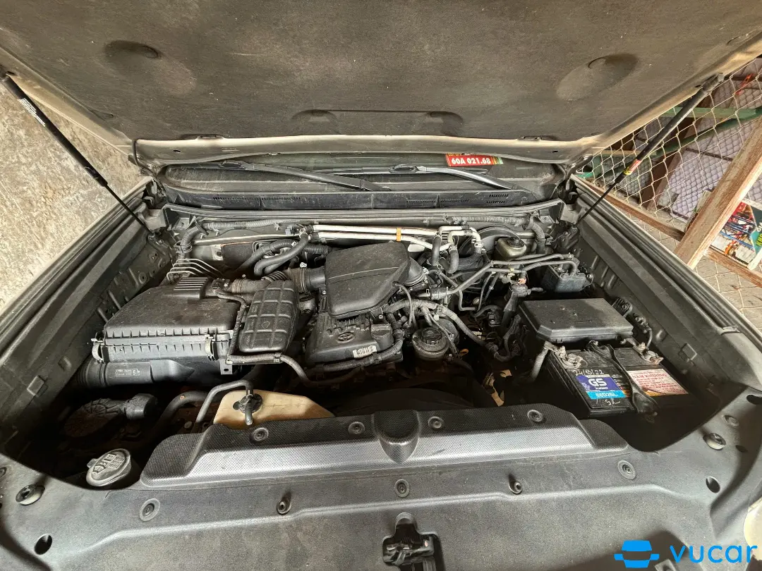 Toyota Prado TXL 2.7L 2010 - Khoang động cơ 2