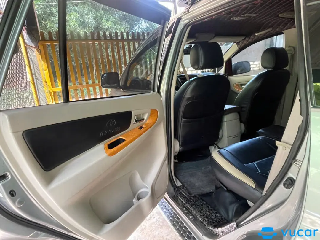Toyota innova mt 2011 - Nội thất 3