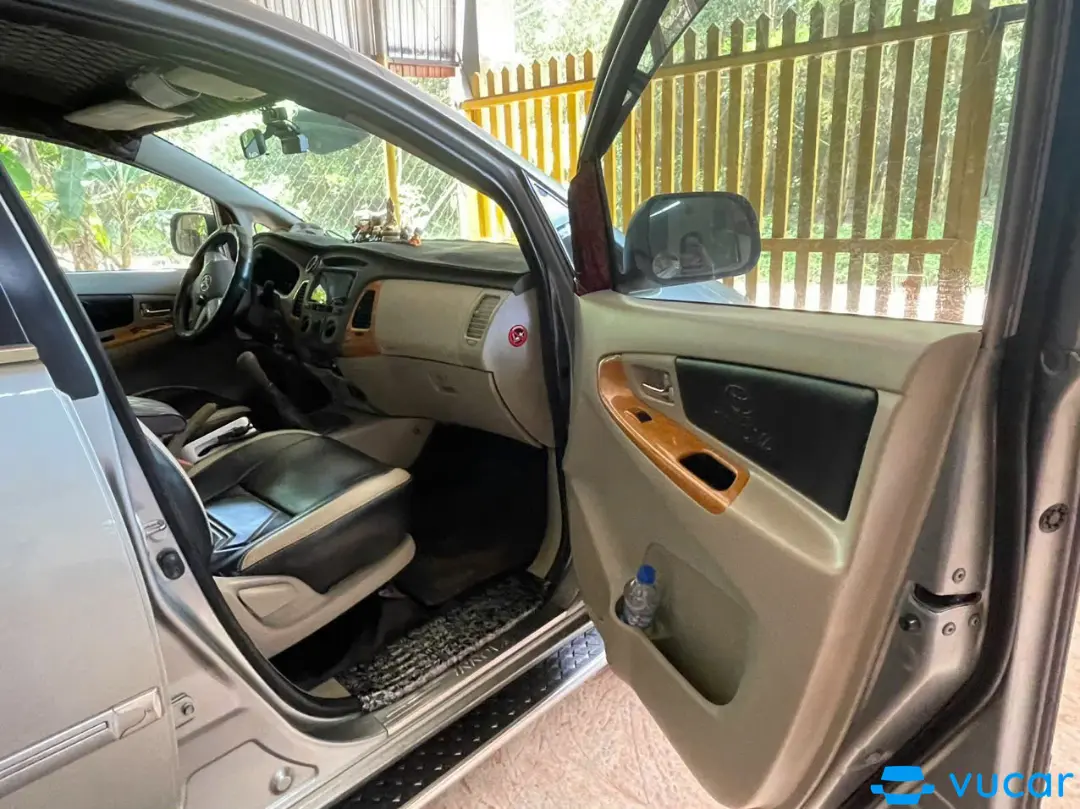 Toyota innova mt 2011 - Nội thất 2