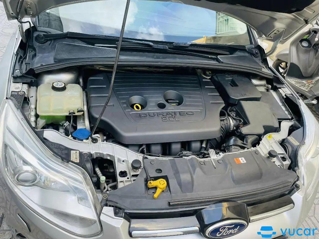 Ford Focus Titanium 2.0 AT 2015 - Khoang động cơ 2