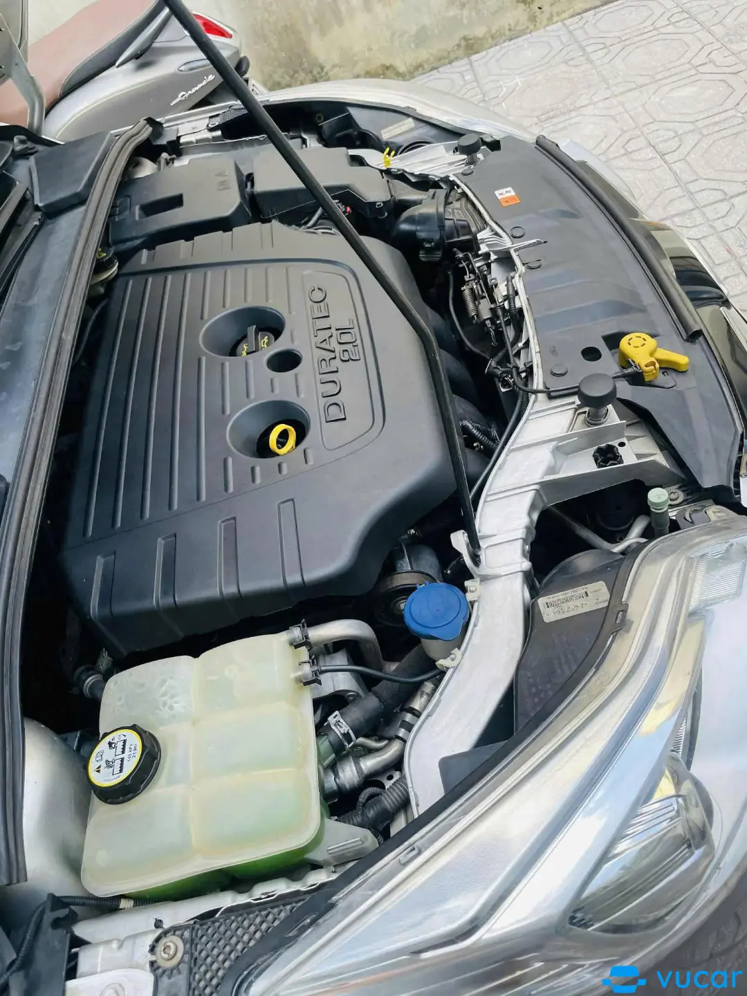 Ford Focus Titanium 2.0 AT 2015 - Khoang động cơ 1