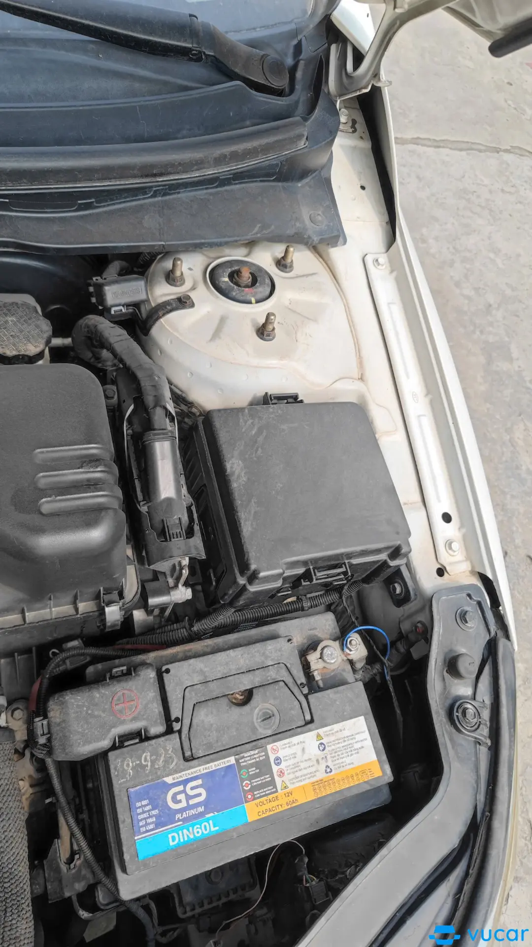 Kia Cerato Koup 2011  - Khoang động cơ 2