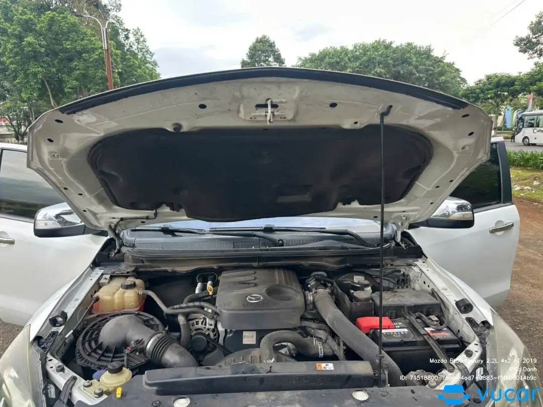 Mazda Bt50 Luxury 2.2L 4x2 AT 2019 - Khoang động cơ 2