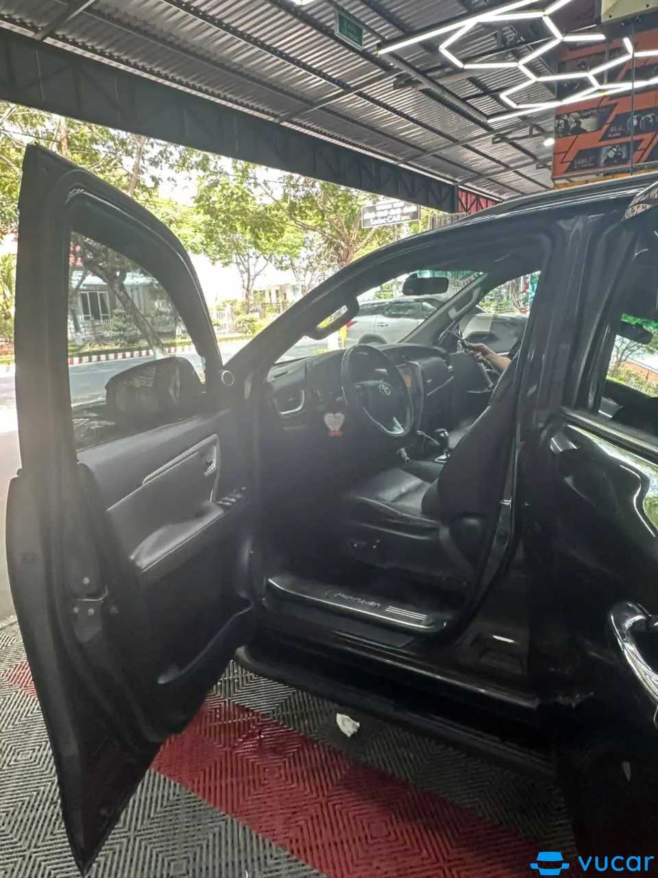 Toyota Fortuner 2.7V 4x2 AT 2017 - Nội thất 1