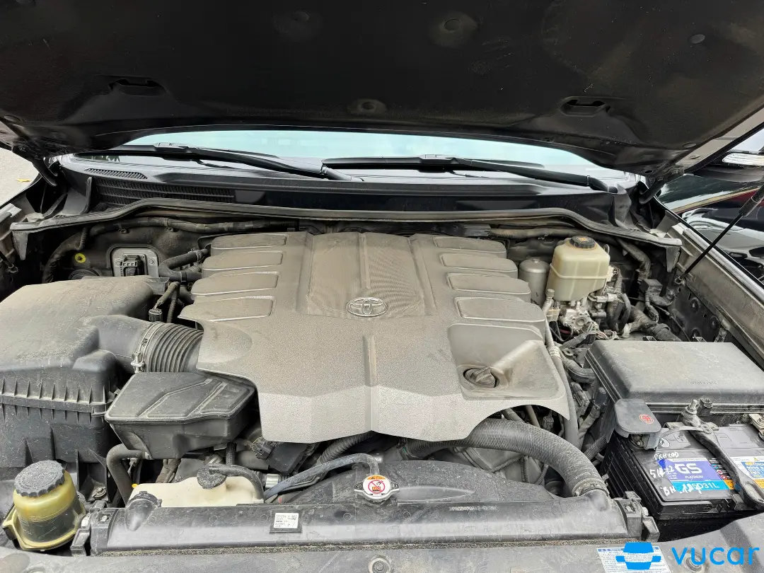 Toyota Land cruiser 4.6 V8 2019 - Khoang động cơ 2
