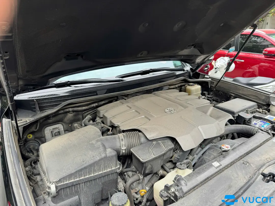 Toyota Land cruiser 4.6 V8 2019 - Khoang động cơ 3