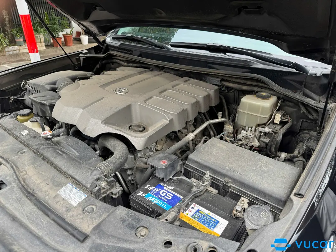 Toyota Land cruiser 4.6 V8 2019 - Khoang động cơ 1