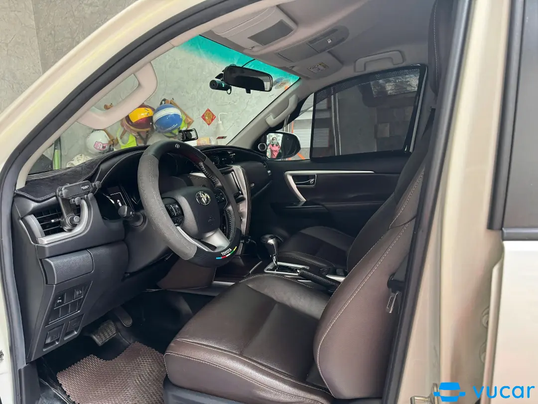 Toyota Fortuner 2.7V 4x2 AT 2017 - Nội thất 1