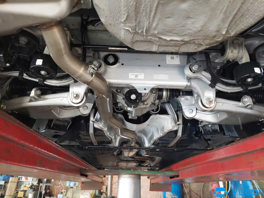 VinFast Lux A Premium 2022  - Khoang động cơ 3