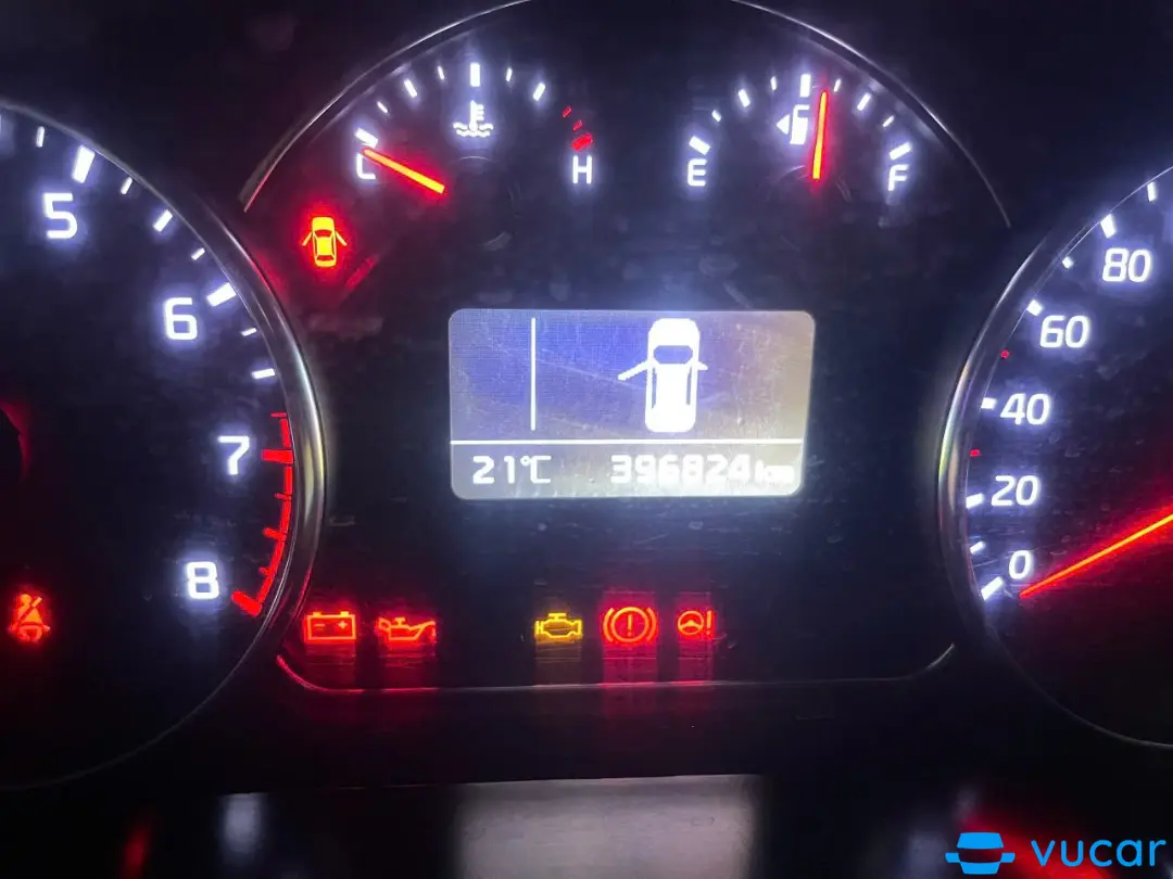 Kia Rondo 2.0 MT 2017 - Nội thất 1