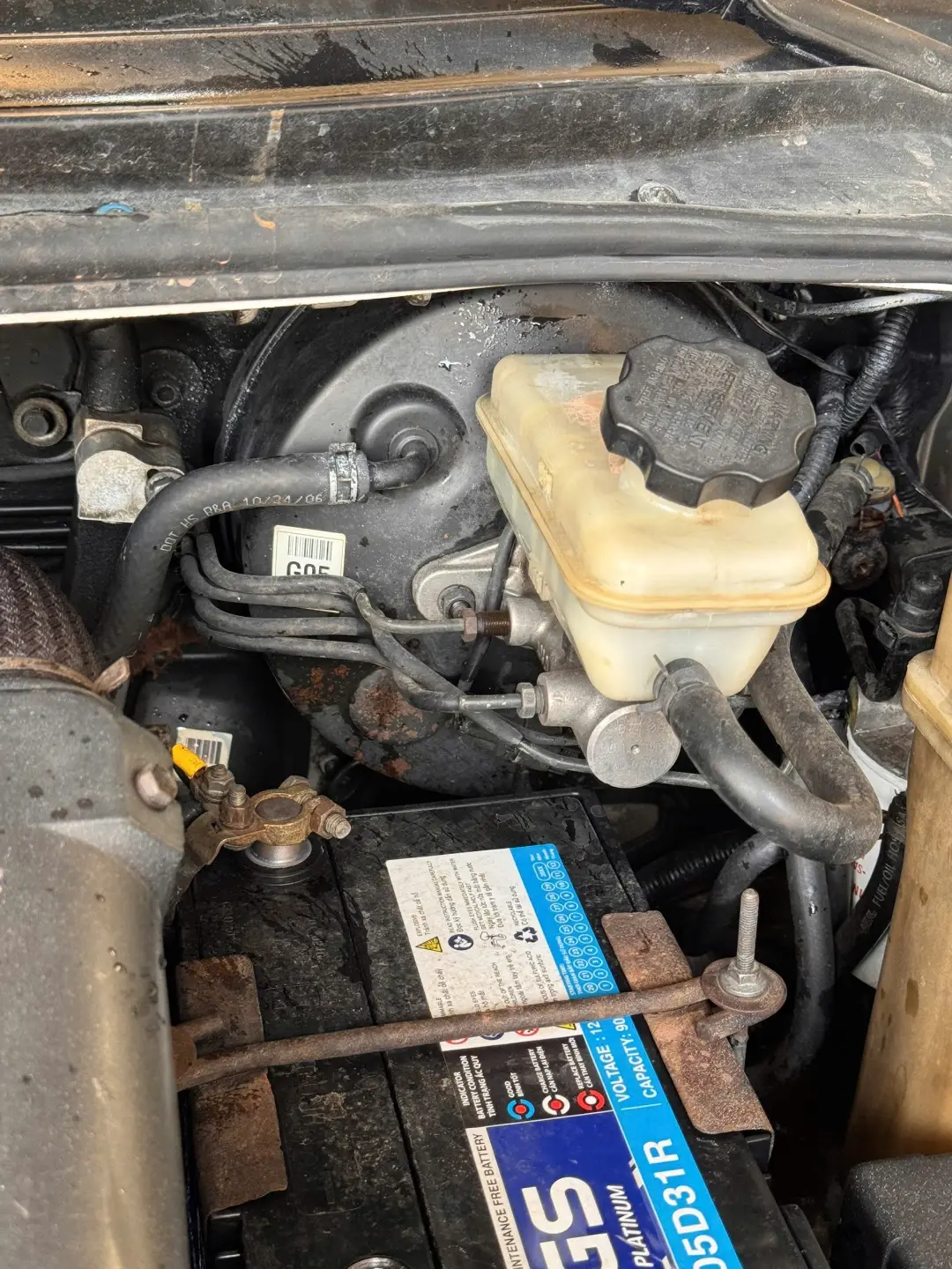 Hyundai Starex 2.5 MT 2006 - Khoang động cơ 4