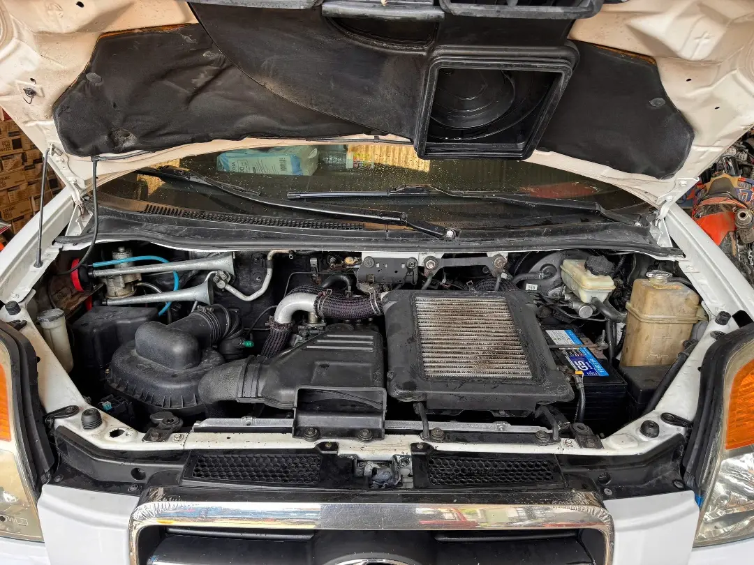 Hyundai Starex 2.5 MT 2006 - Khoang động cơ 5