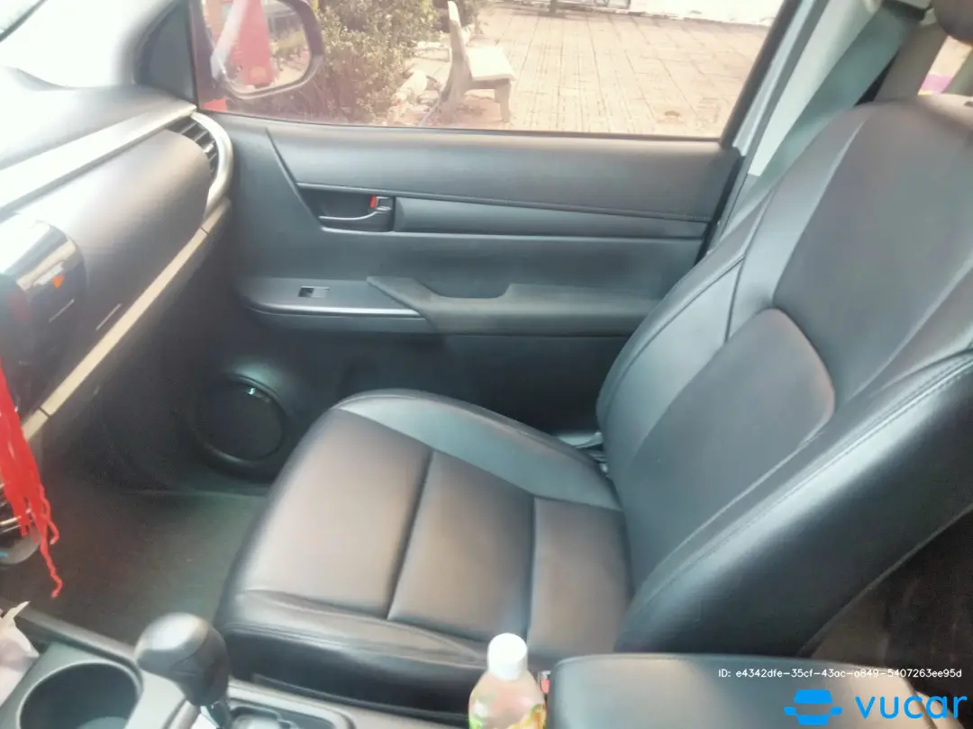 Toyota Hilux 2.4L 4x2 AT 2021 - Nội thất 5
