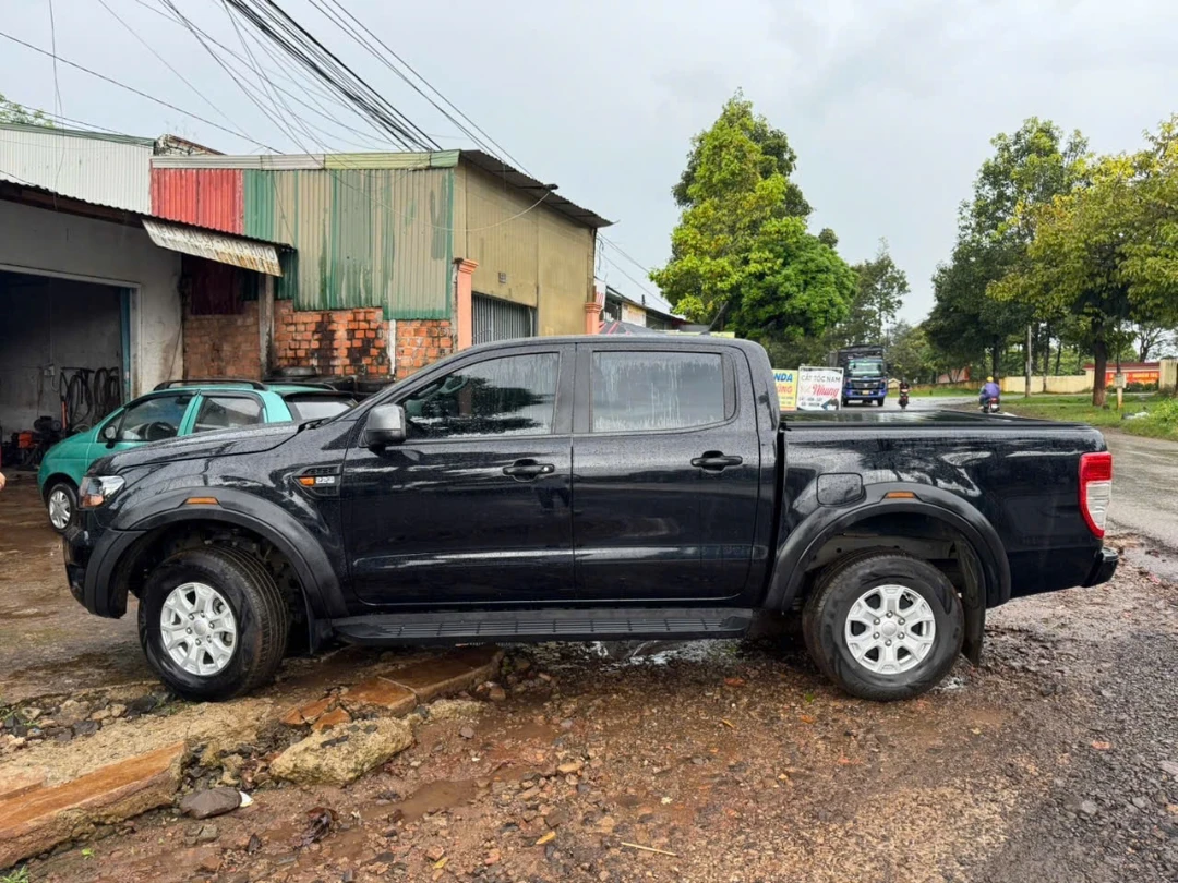 Ảnh xe Ford Ranger XLS 2.0L 4x2 AT 2022 - ảnh 3