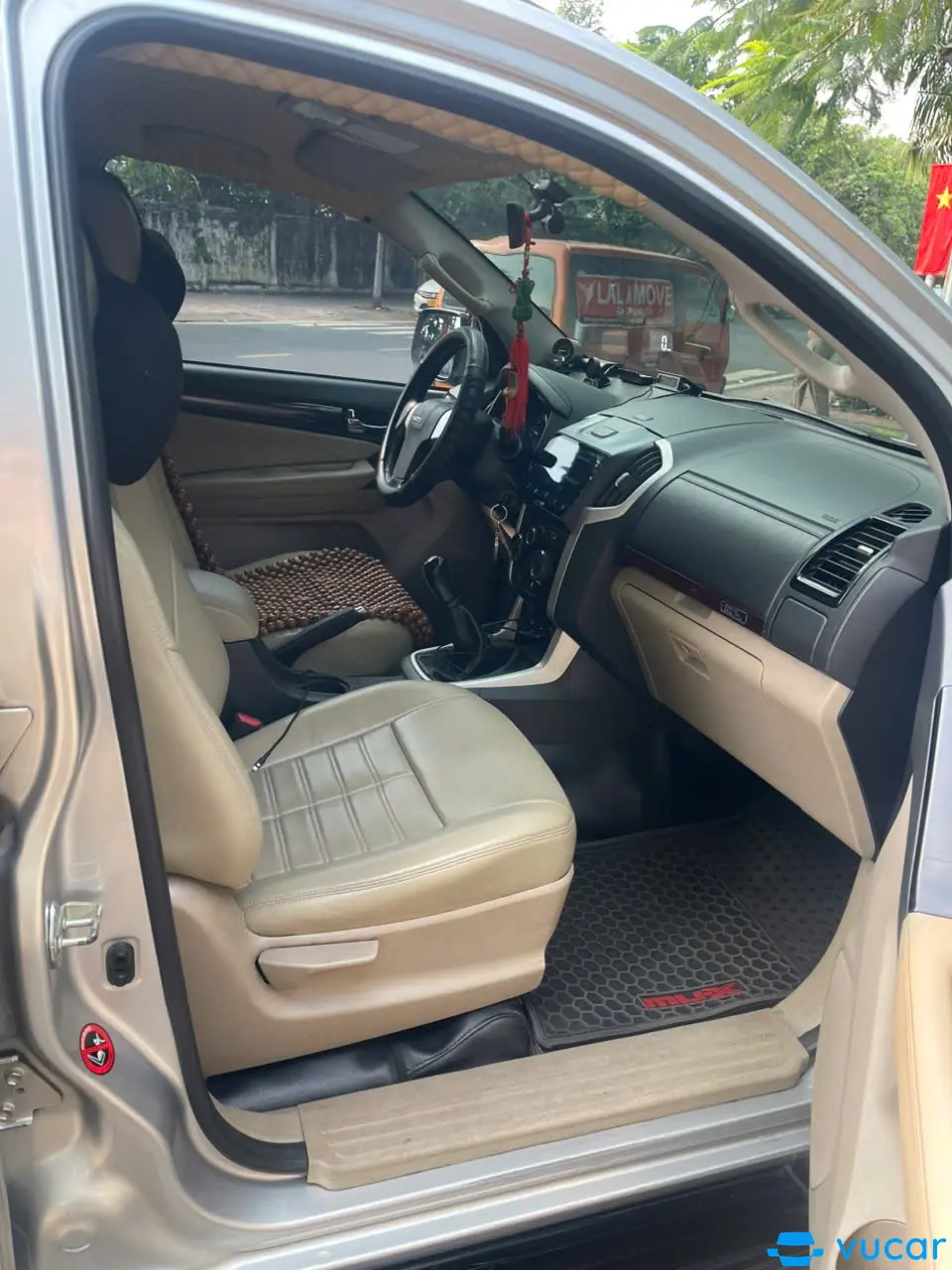 Isuzu Mu-x 1.9 MT 2019 - Nội thất 1