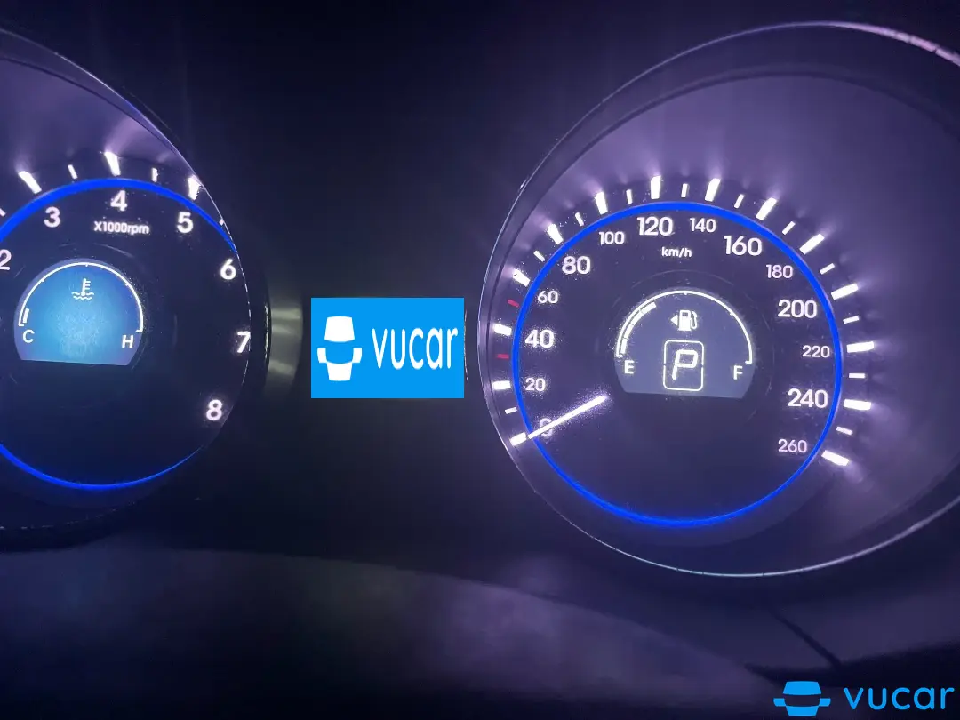 Hyundai Sonata 2.0 AT 2010 - Nội thất 4