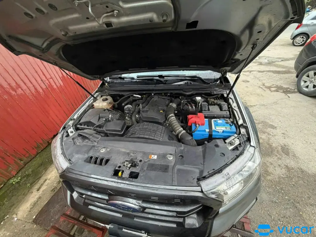 Ford Ranger Wildtrak 2.0L 4x2 AT 2018 - Khoang động cơ 2