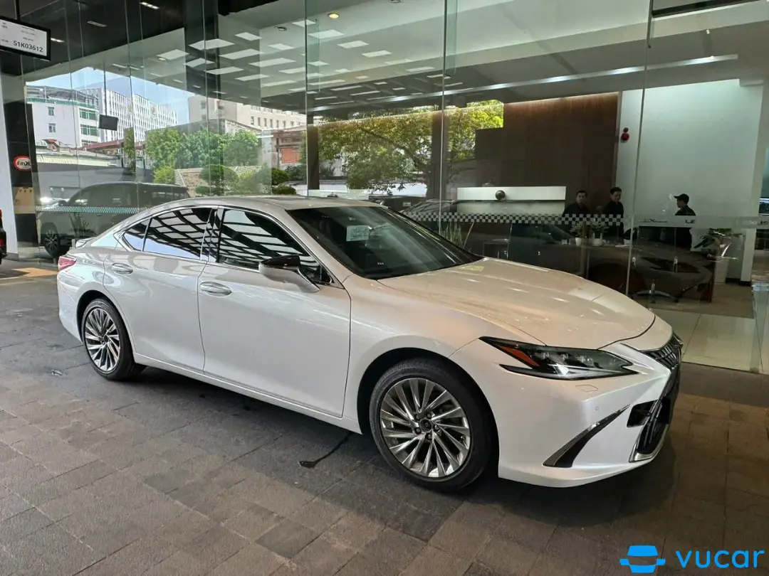 Lexus ES 300h 2023 - Ngoại thất 10
