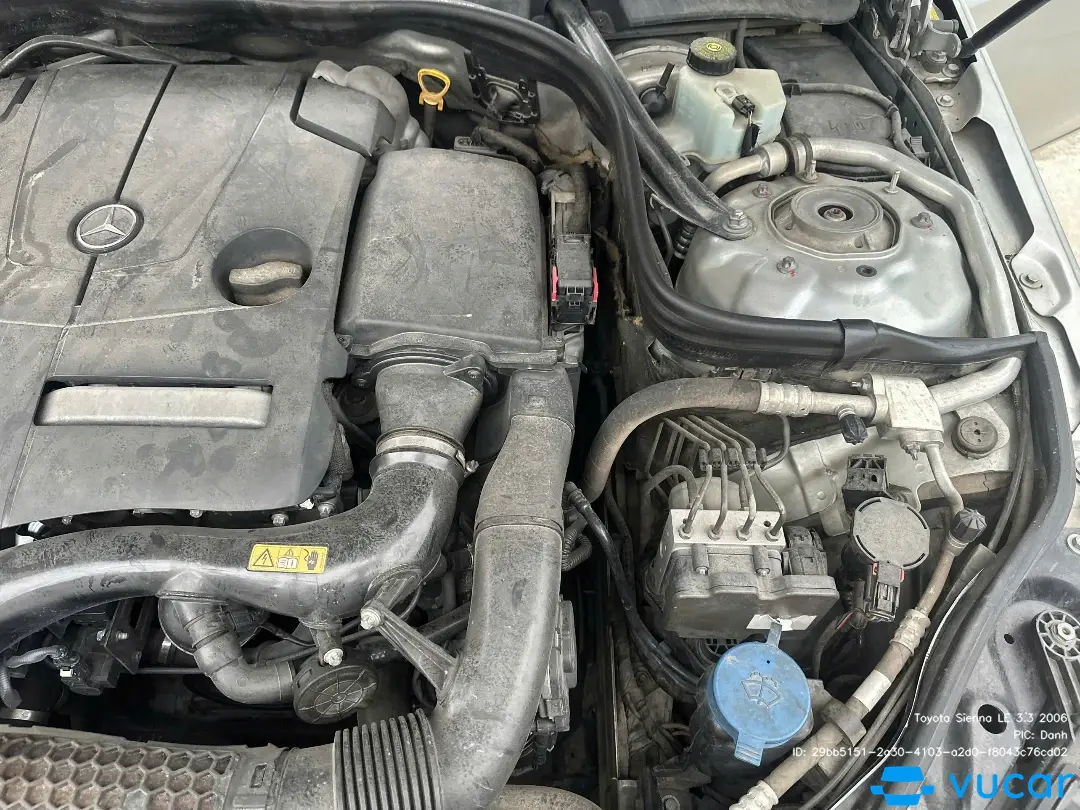Toyota Sienna LE 3.3 2006 - Khoang động cơ 3