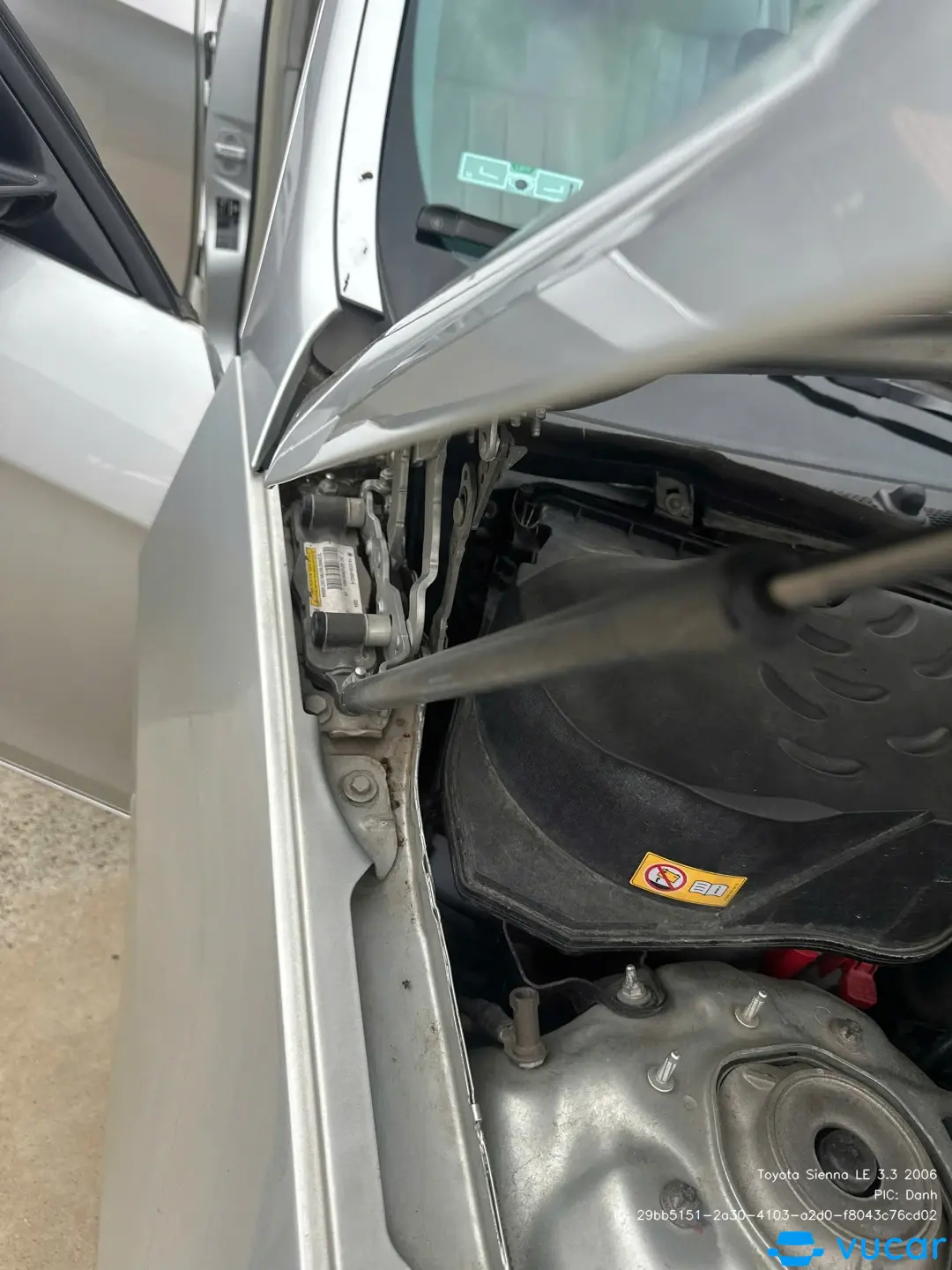 Toyota Sienna LE 3.3 2006 - Khoang động cơ 5