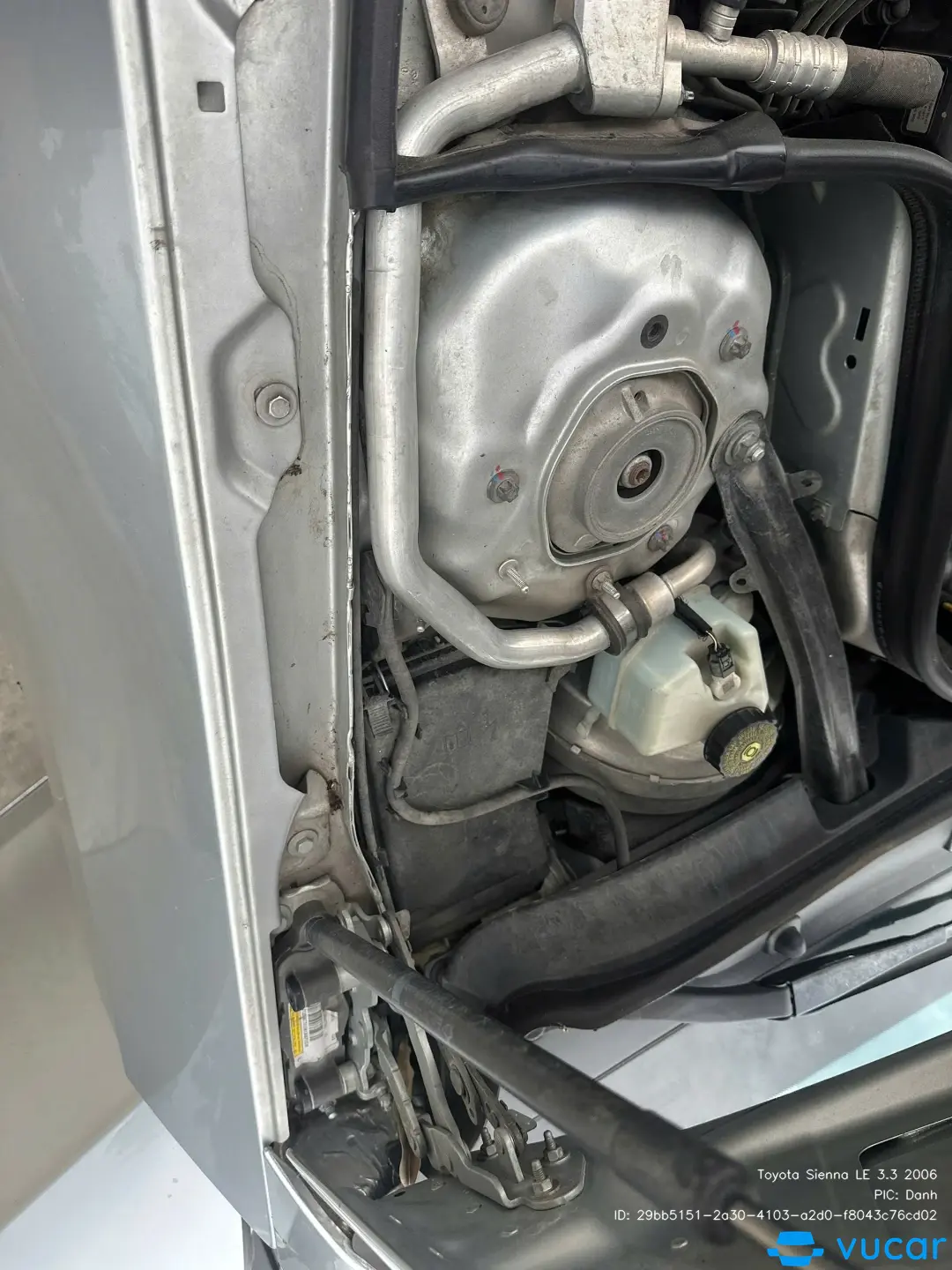 Toyota Sienna LE 3.3 2006 - Khoang động cơ 6