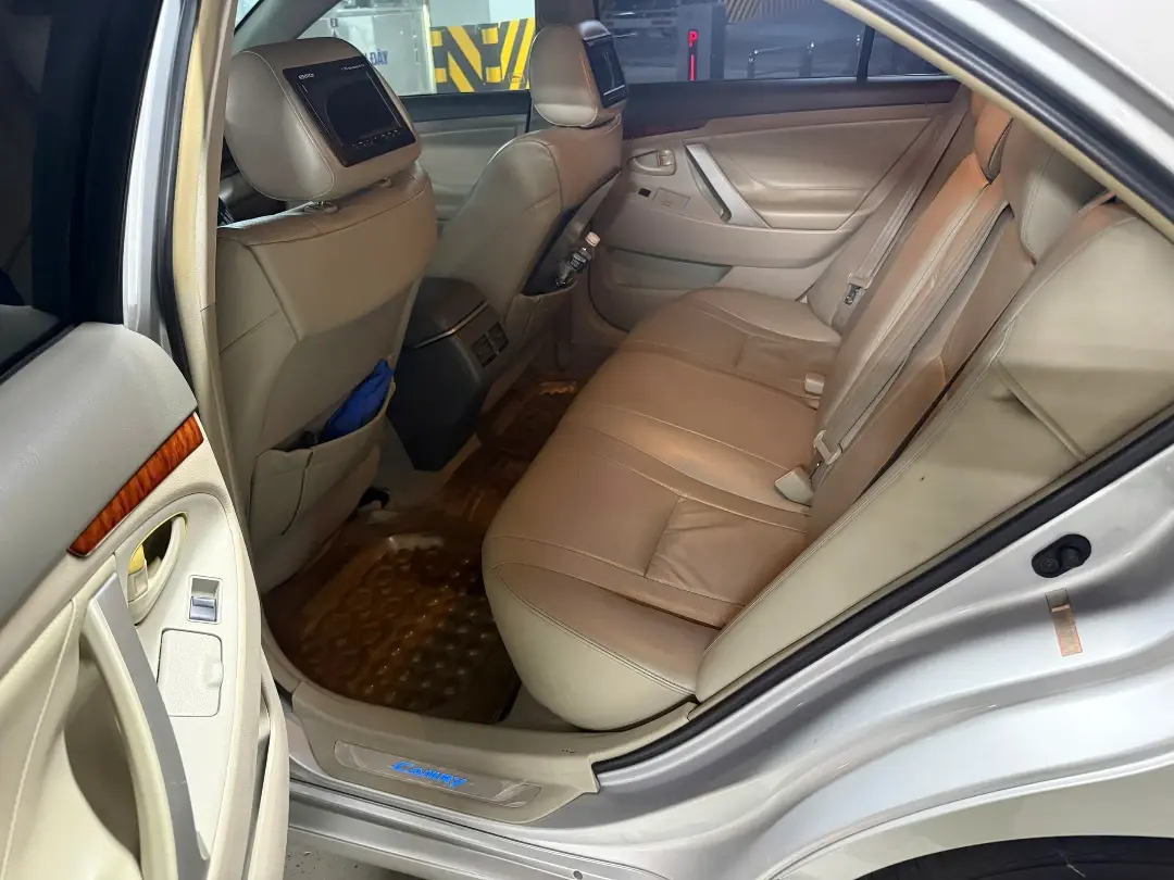 Toyota Camry 2.0E 2010 - Nội thất 4