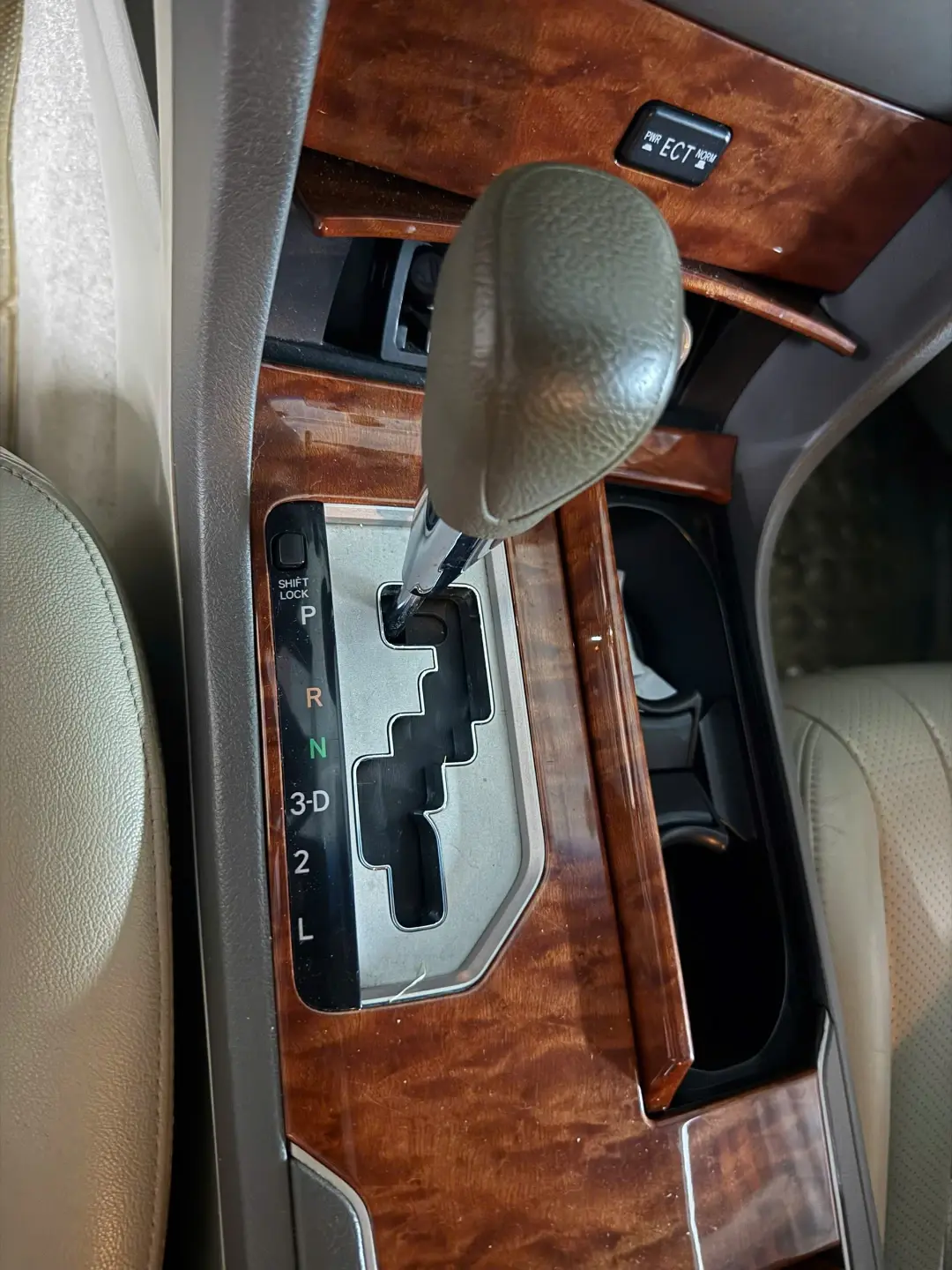 Toyota Camry 2.0E 2010 - Nội thất 11