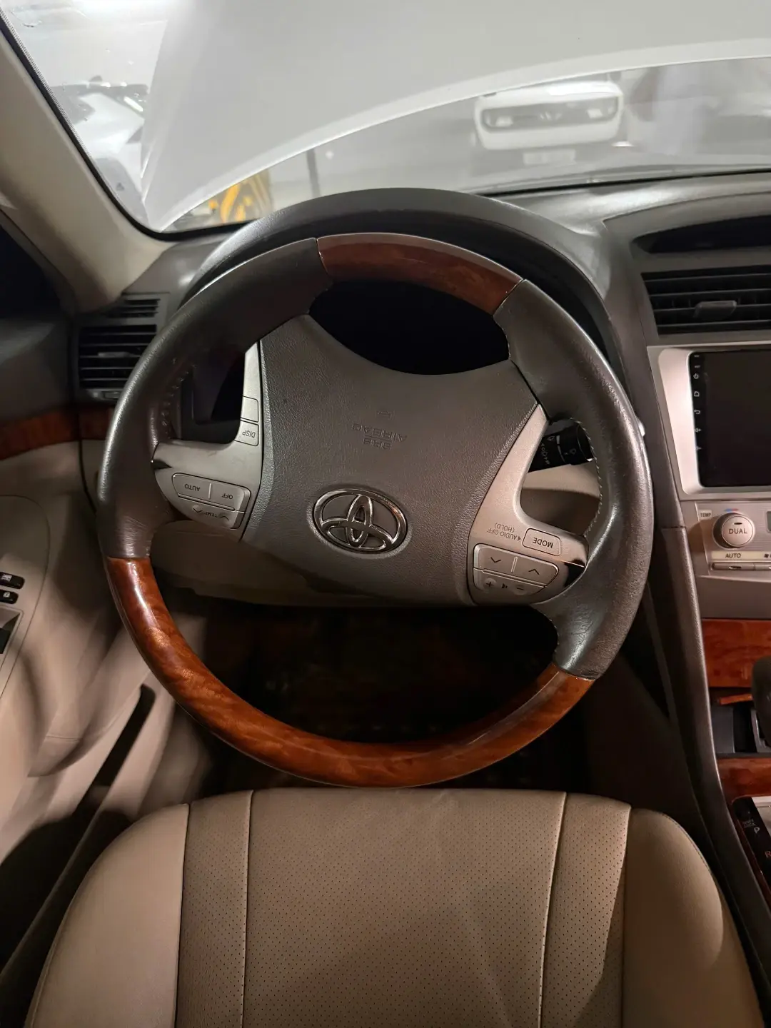 Toyota Camry 2.0E 2010 - Nội thất 13