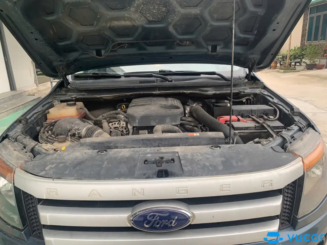 Ford Ranger XLS 2.2L 4x2 AT 2015 - Khoang động cơ 1