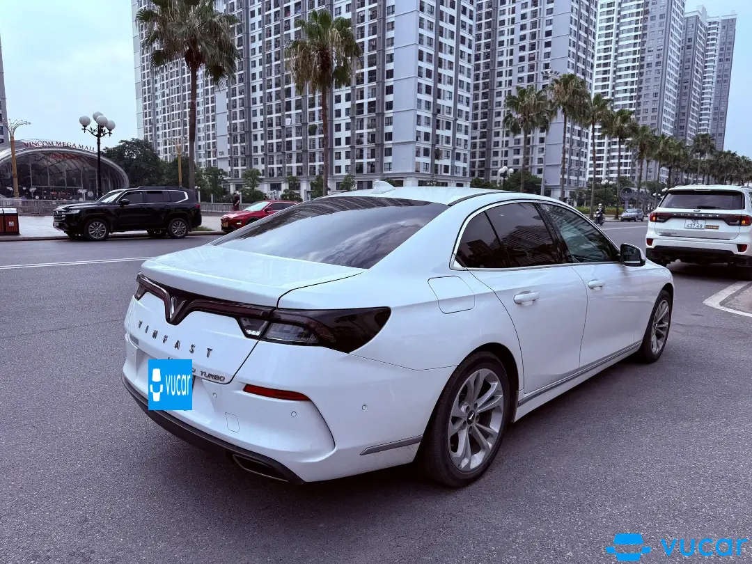 Vinfast Lux A 2.0 màu trắng bản Plus 2022 - Ngoại thất 5