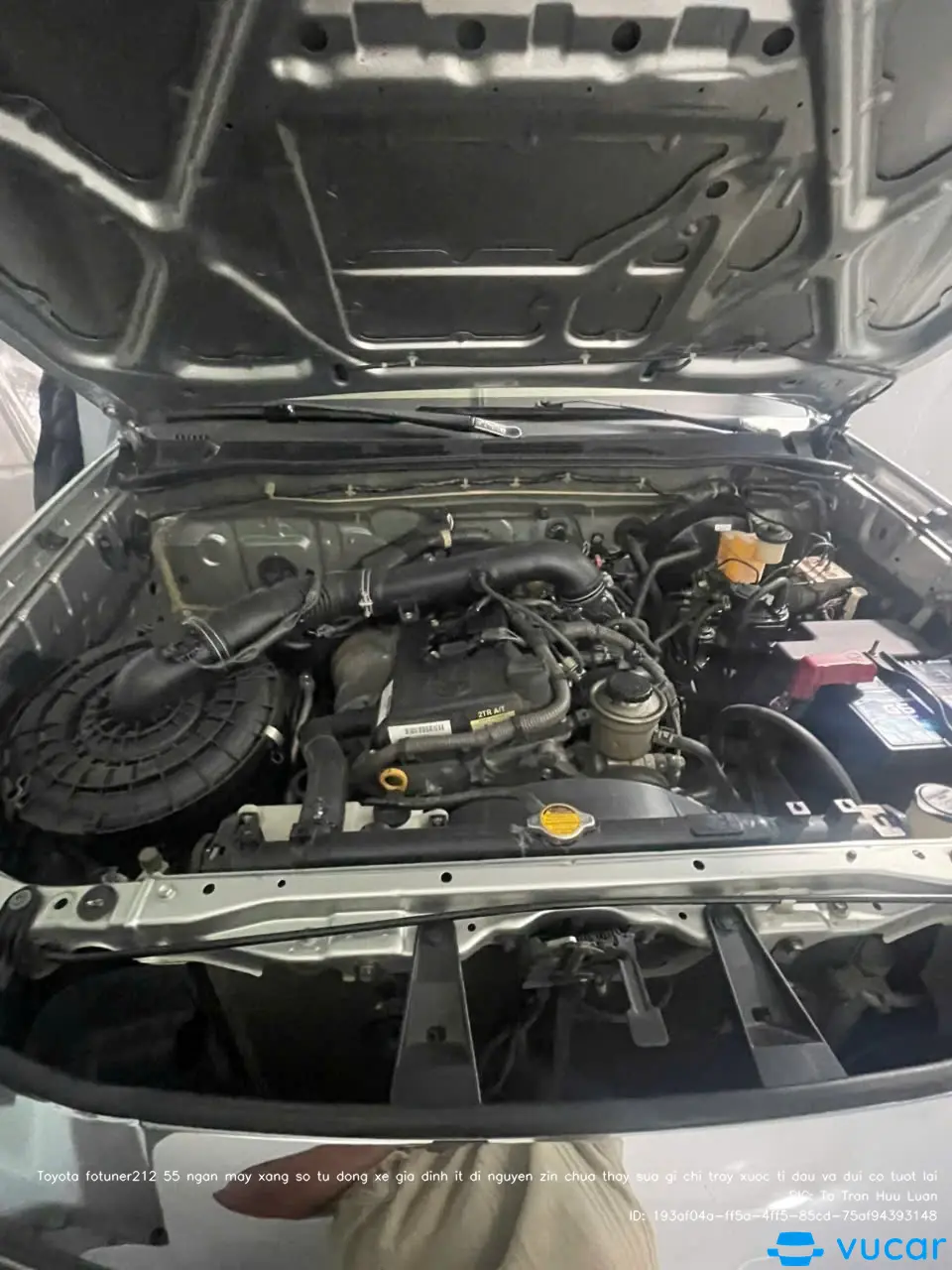Toyota fotuner212 55 ngàn máy xăng số tự động xe gia đình ít đi nguyên zin chưa thay sữa gì chỉ trầy xước tí dầu và đui có tuốt lại - Khoang động cơ 2