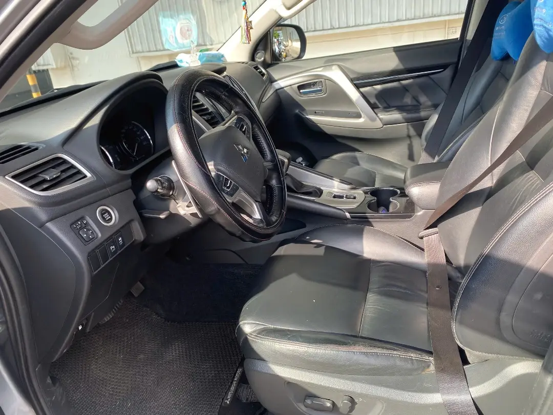 Mitsubishi Pajero Sport 3.0G 4x2 AT 2019 - Nội thất 3