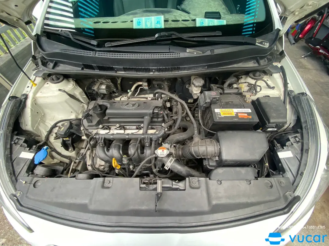 Hyundai Accent 1.4 AT 2014 - Khoang động cơ 1