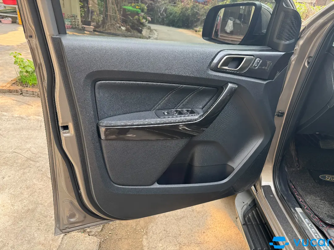 Ford Everest Titanium 2.0L 4x4 AT 2019 - Nội thất 1