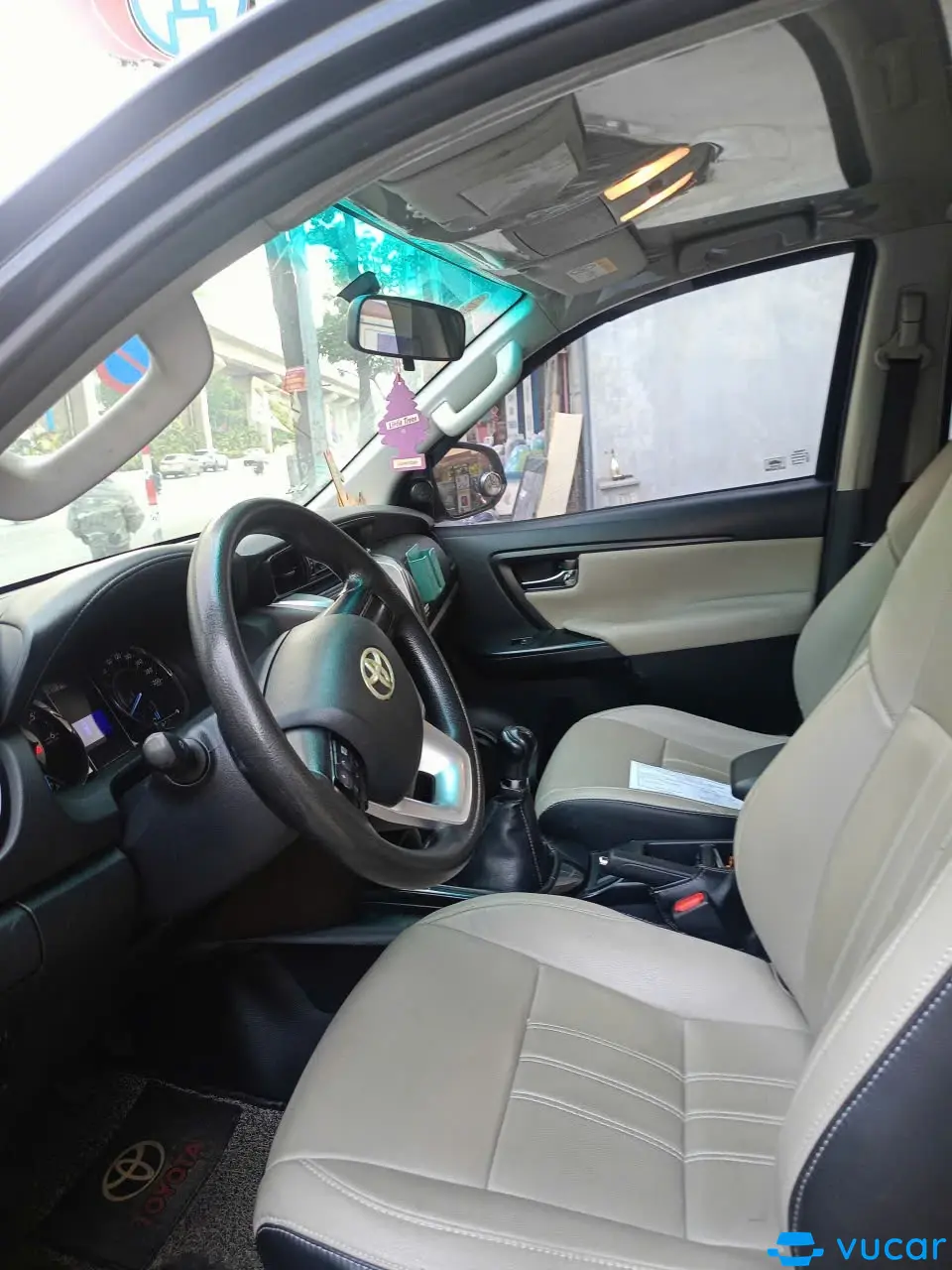 Toyota Fortuner 2.4G 4x2 MT 2017 - Nội thất 3