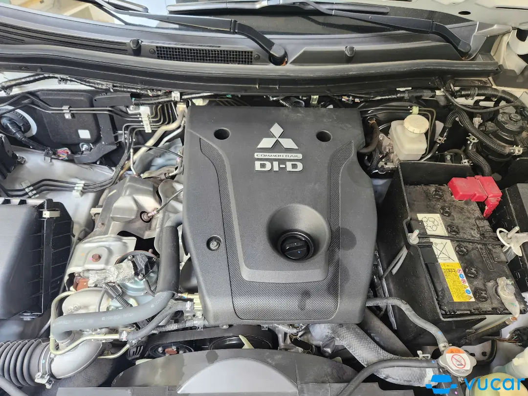 Mitsubishi Triton 4x2 AT 2022 - Khoang động cơ 2