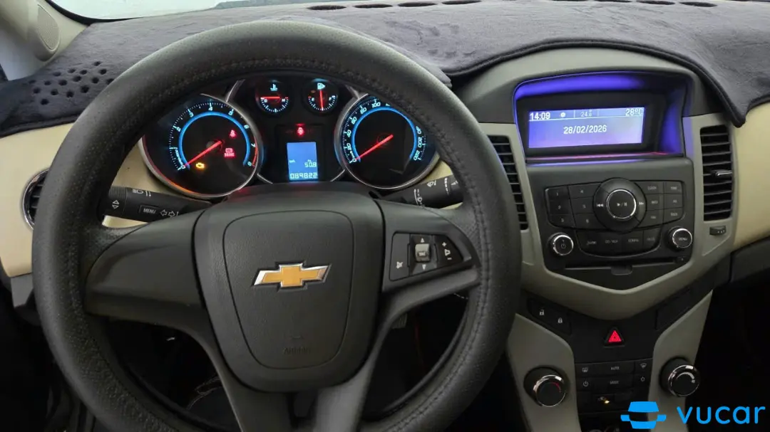 Chevrolet Cruze LS 1.6 MT 2014 - Nội thất 1