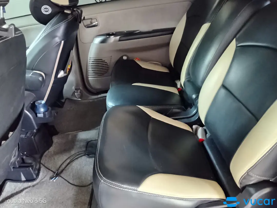 Mitsubishi Grandis 2.4 AT 2006 - Nội thất 3