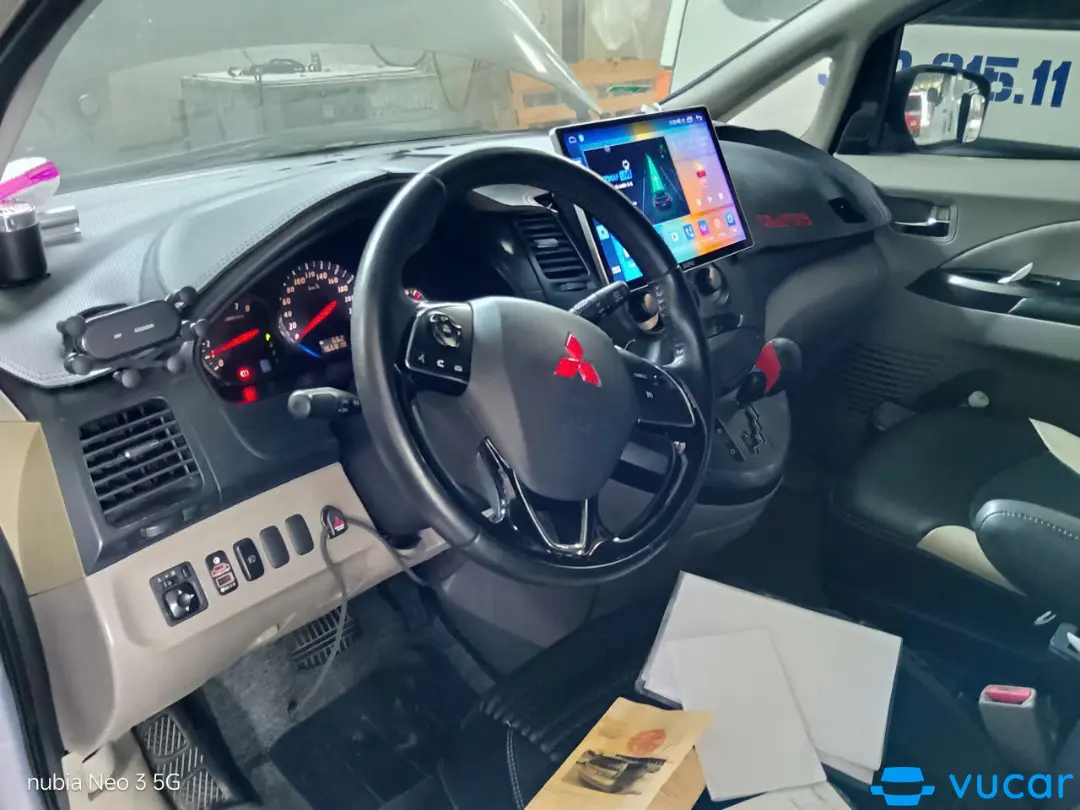 Mitsubishi Grandis 2.4 AT 2006 - Nội thất 2