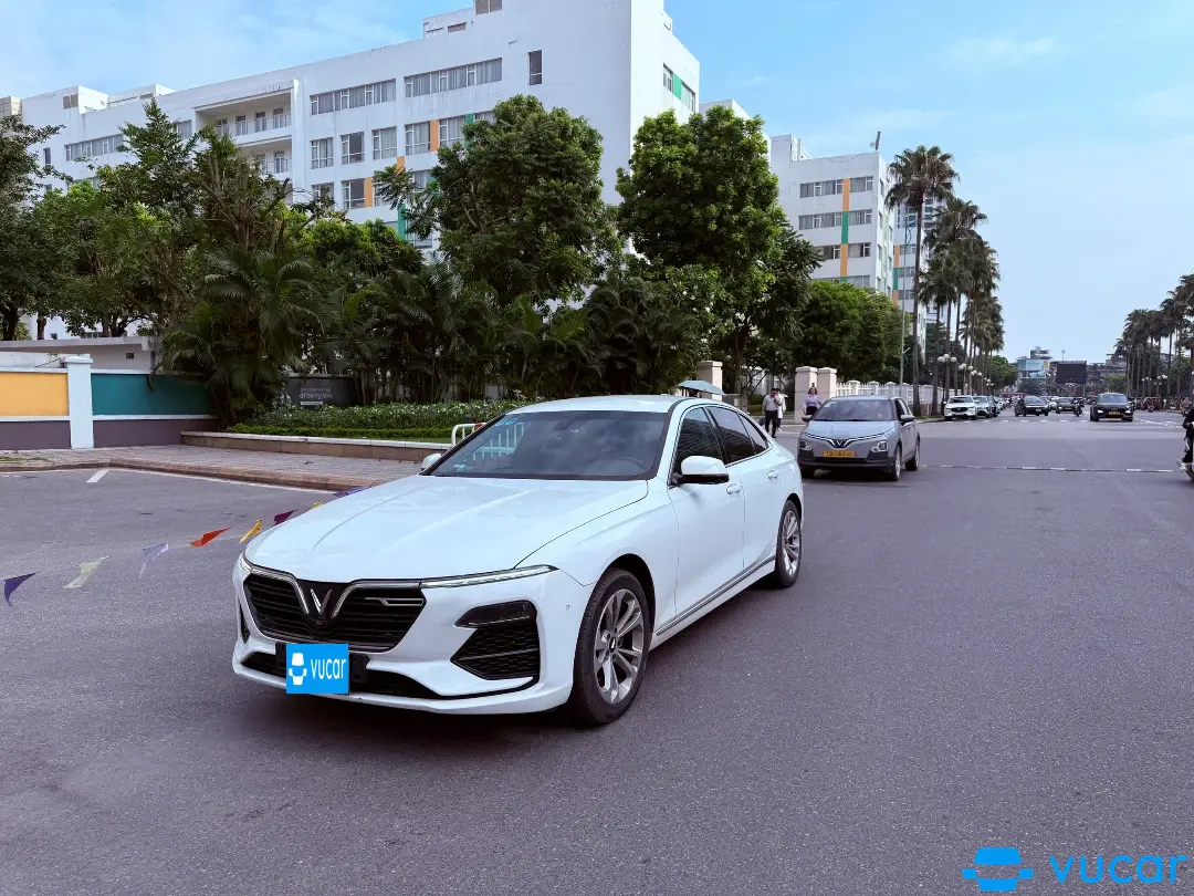 Ảnh xe Vinfast Lux A 2.0 màu trắng bản Plus 2022