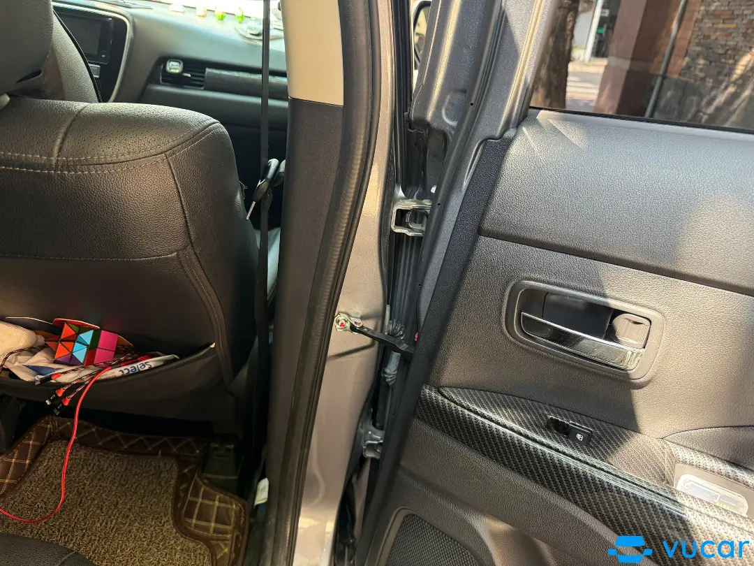 Mitsubishi Outlander 2.0 Premium 2018 - Nội thất 3