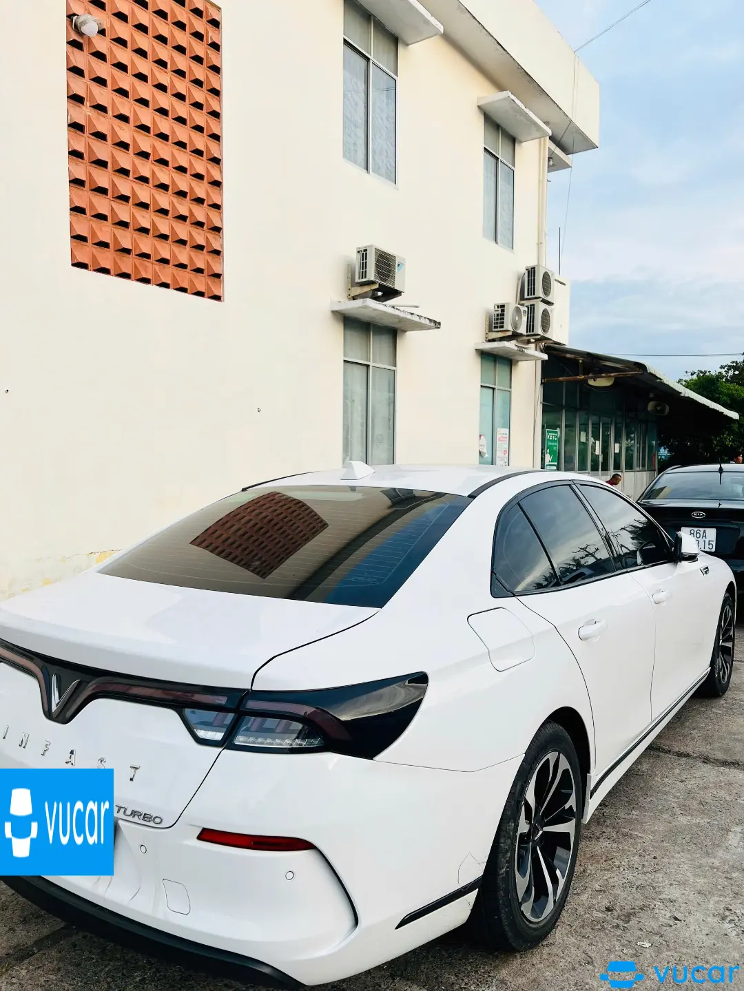 VinFast Lux a 2.0 Base 2022 - Ngoại thất 8