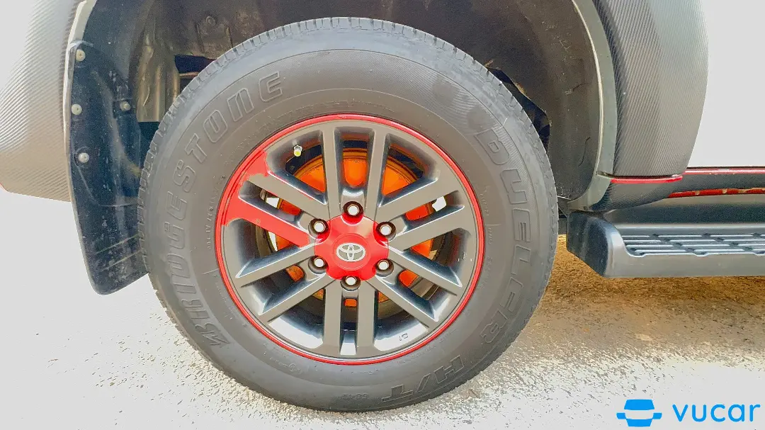 Toyota fotunor - Ngoại thất 4