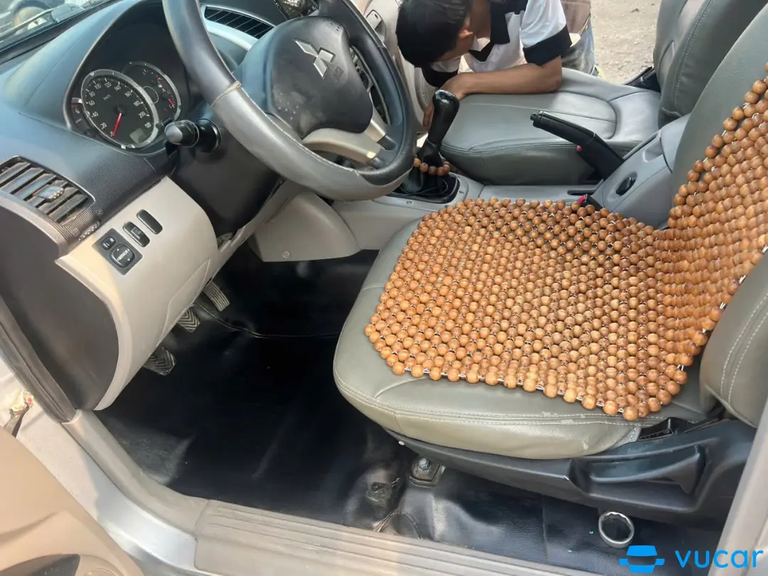 Mitsubishi Triton XLS 2011 - Nội thất 2