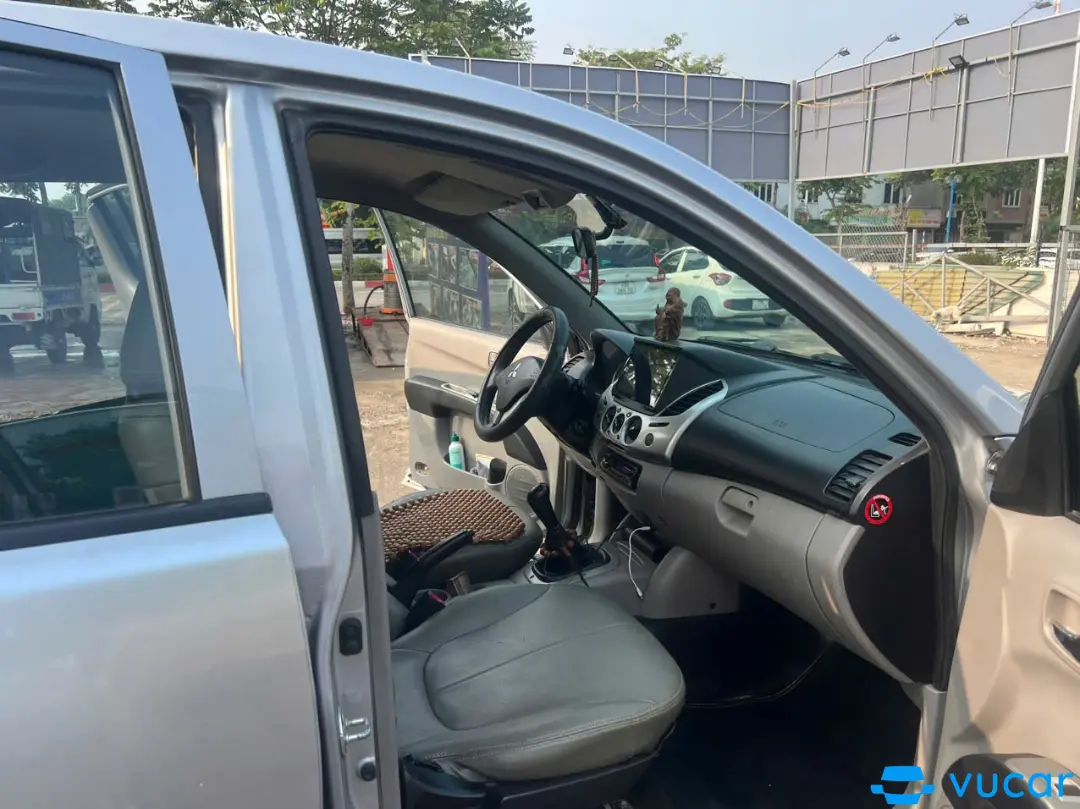 Mitsubishi Triton XLS 2011 - Nội thất 4
