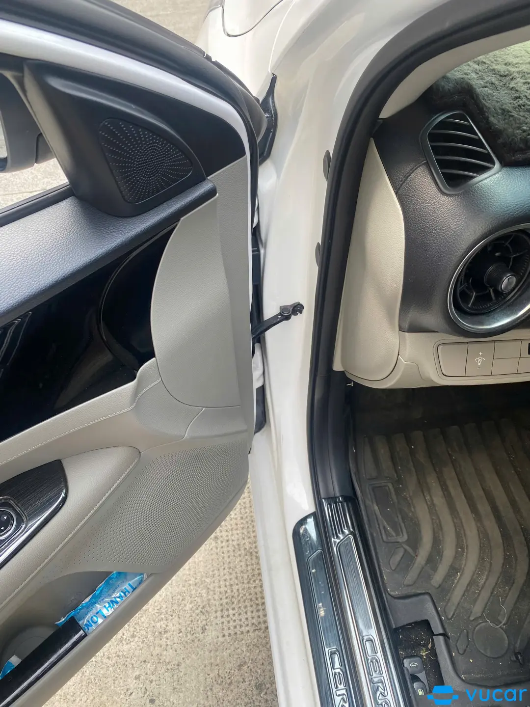 Isuzu Qkr QLR77FE4 Thùng Kín 2019 - Nội thất 2