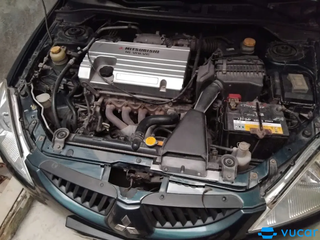 Mitsubishi Lancer Gala 2.0 AT 2005  - Khoang động cơ 1