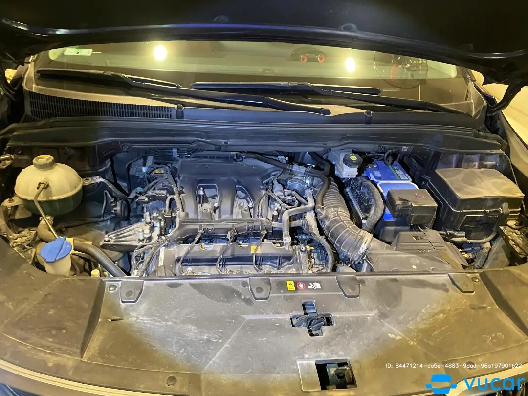 Kia Carnival Signature 3.5G 2023 - Khoang động cơ 1